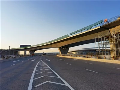 Ponte con travi in ​​acciaio